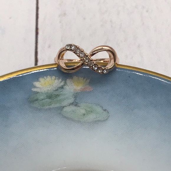🌹Rose Gold Infinity Ring 🌹 - Picture 3 of 5